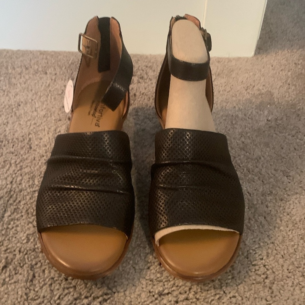 Comfortiva Newnan leather sandal. New!
Comfy & wide width which is hard to find!